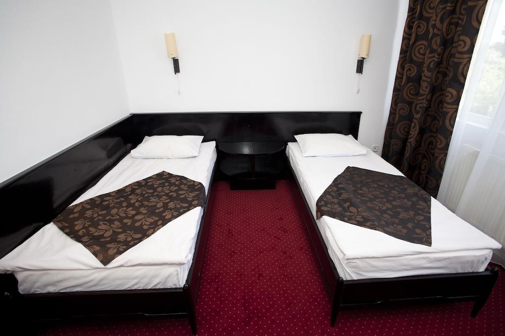 Hotel Terra Орадя Экстерьер фото