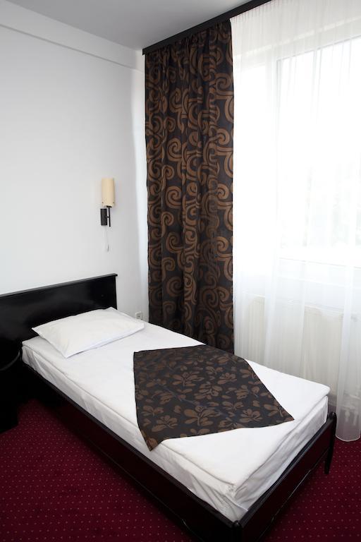 Hotel Terra Орадя Экстерьер фото