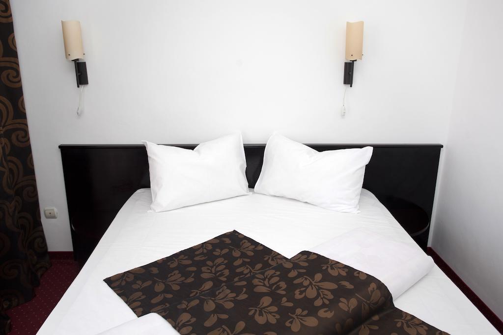 Hotel Terra Орадя Экстерьер фото