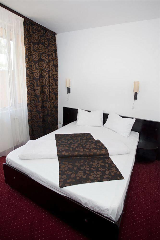 Hotel Terra Орадя Экстерьер фото