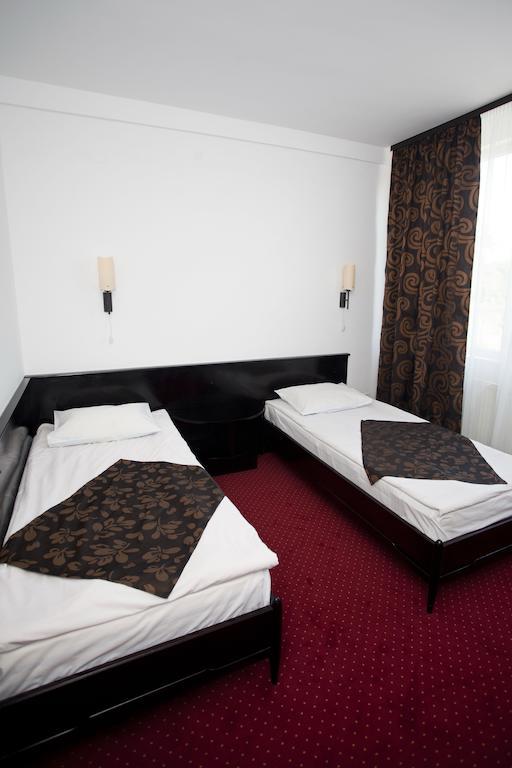 Hotel Terra Орадя Экстерьер фото